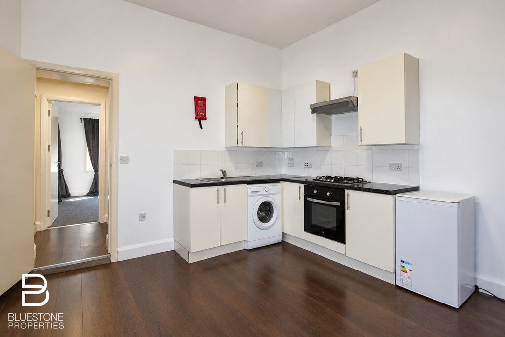 Flat Lawrence Road in Greater London