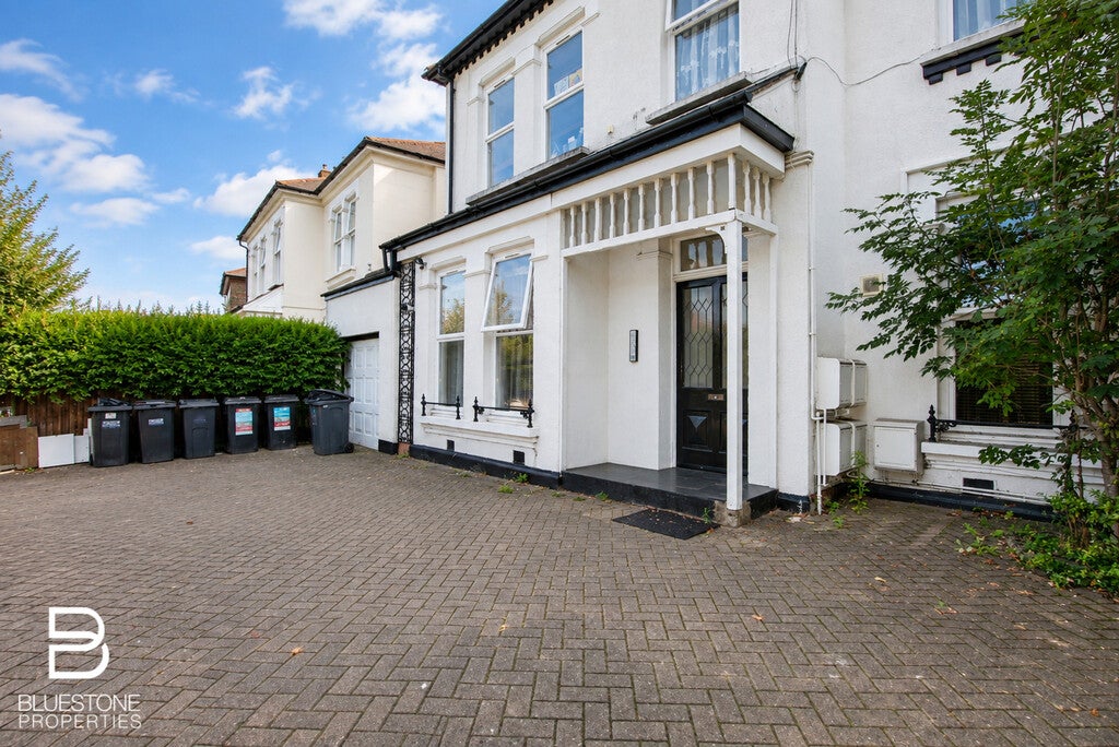 Flat Lawrence Road in Greater London
