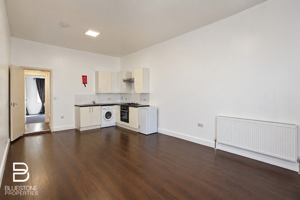 Flat Lawrence Road in Greater London