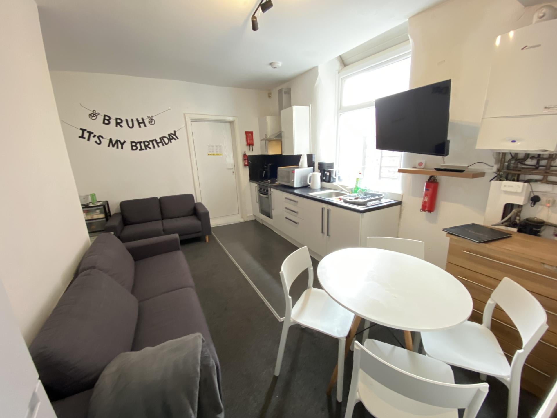Room Moorfield Road in Salford