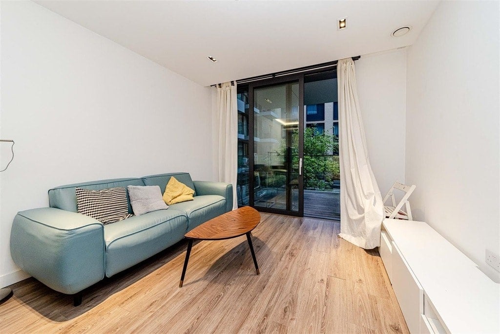 Flat Bridle Mews in Greater London