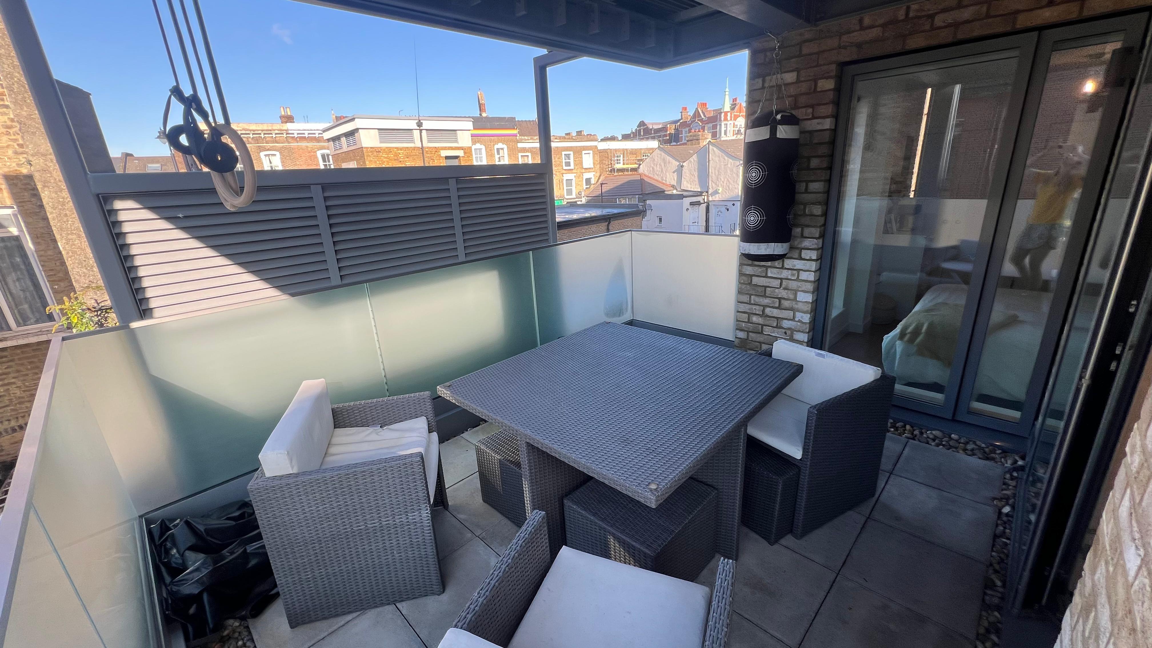 Flat Carpenter's Place in Greater London