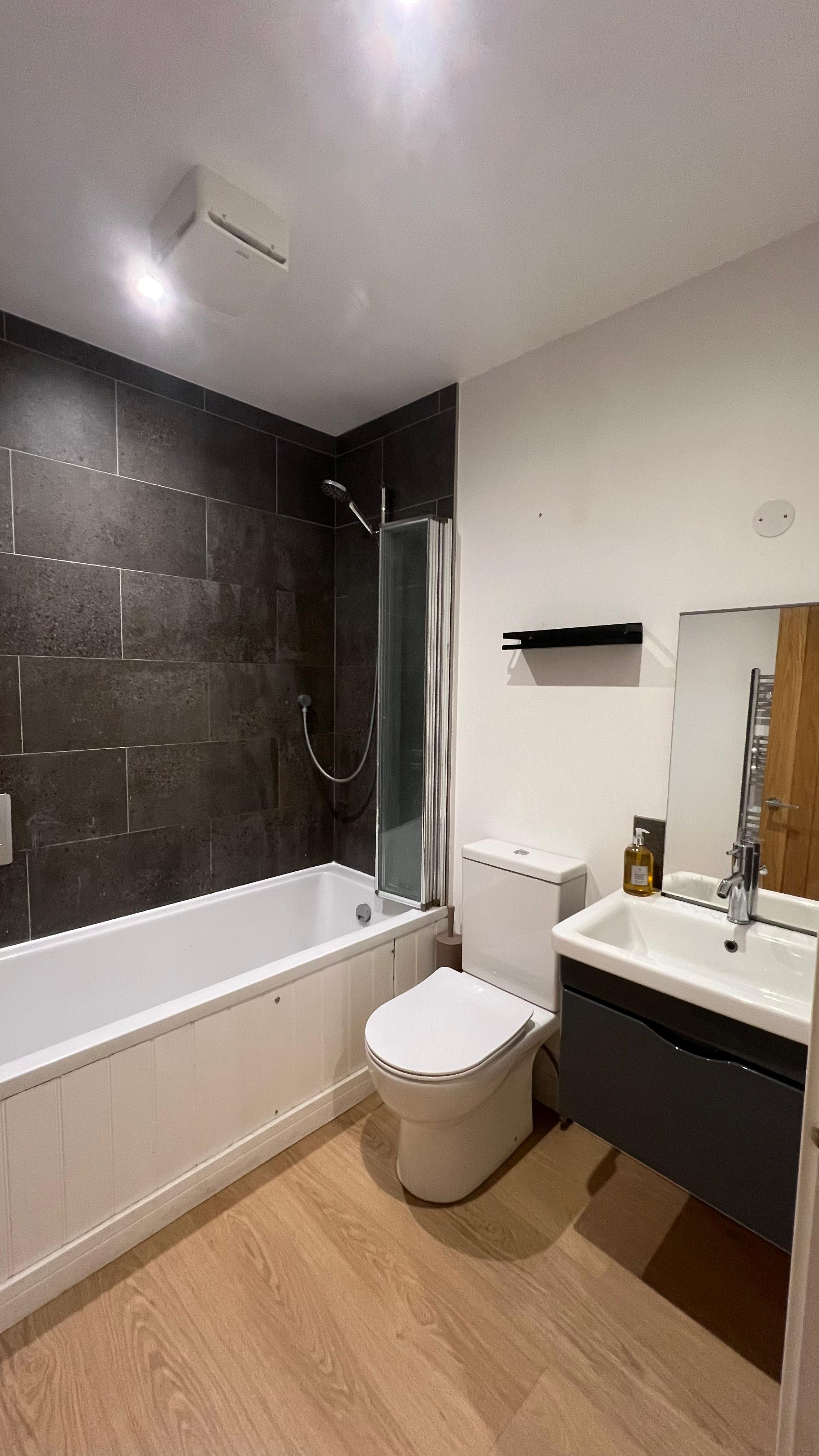 Flat Carpenter's Place in Greater London