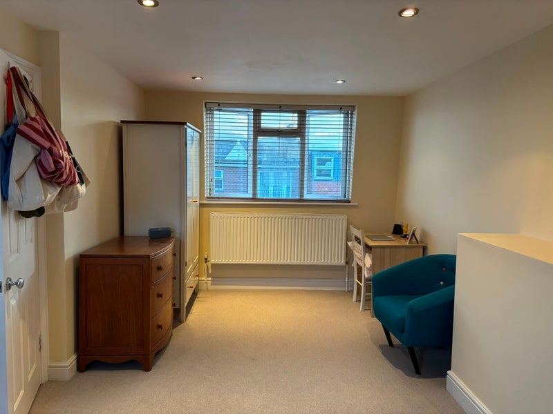 Room Mandrake Road in Greater London