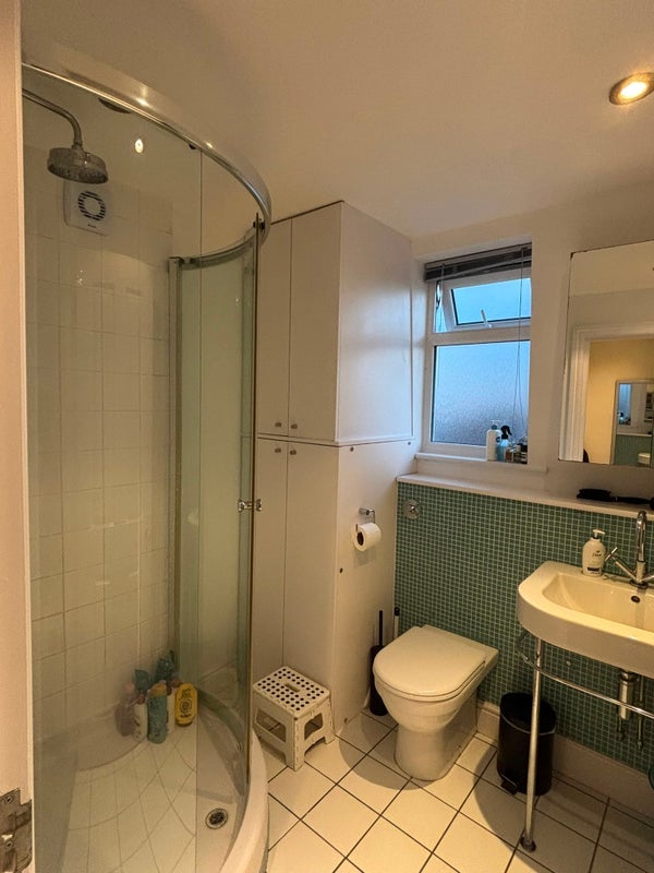 Room Mandrake Road in Greater London