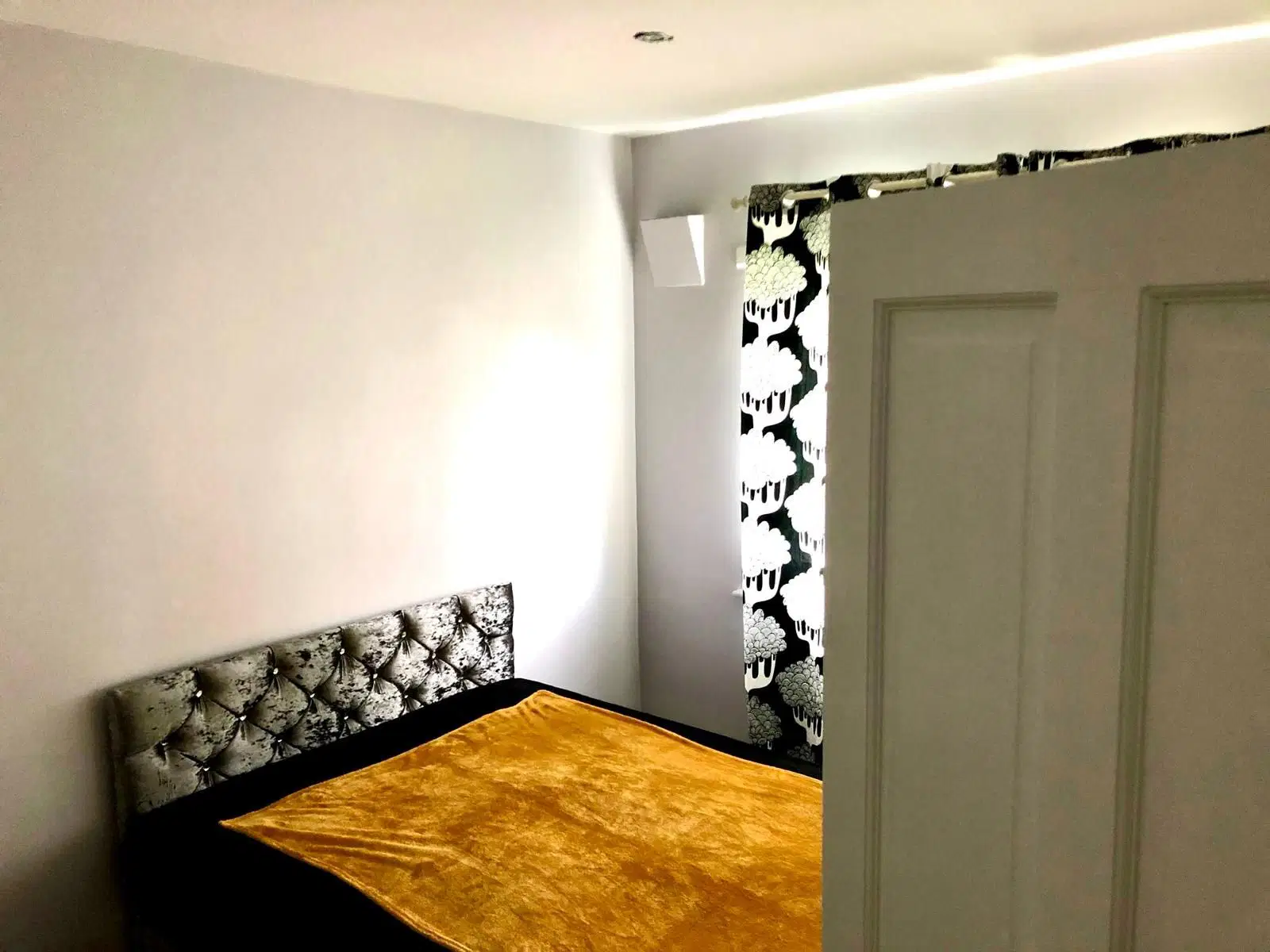 Flat Sandringham Crescent in Leeds