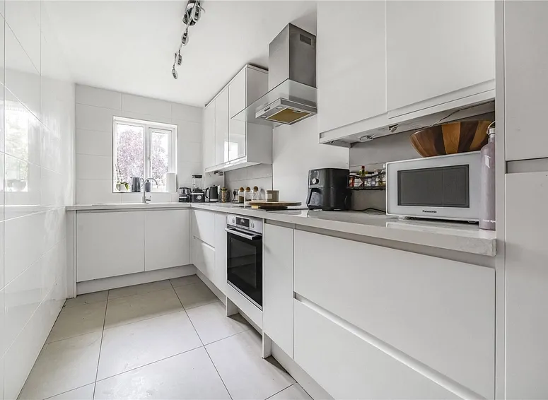 Flat Gloucester Road in Greater London