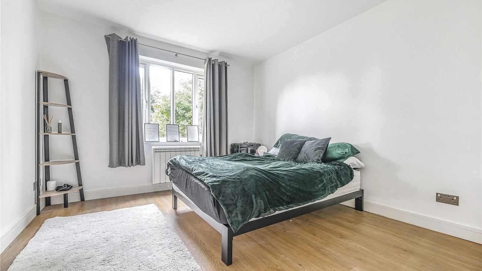 Flat Gloucester Road in Greater London
