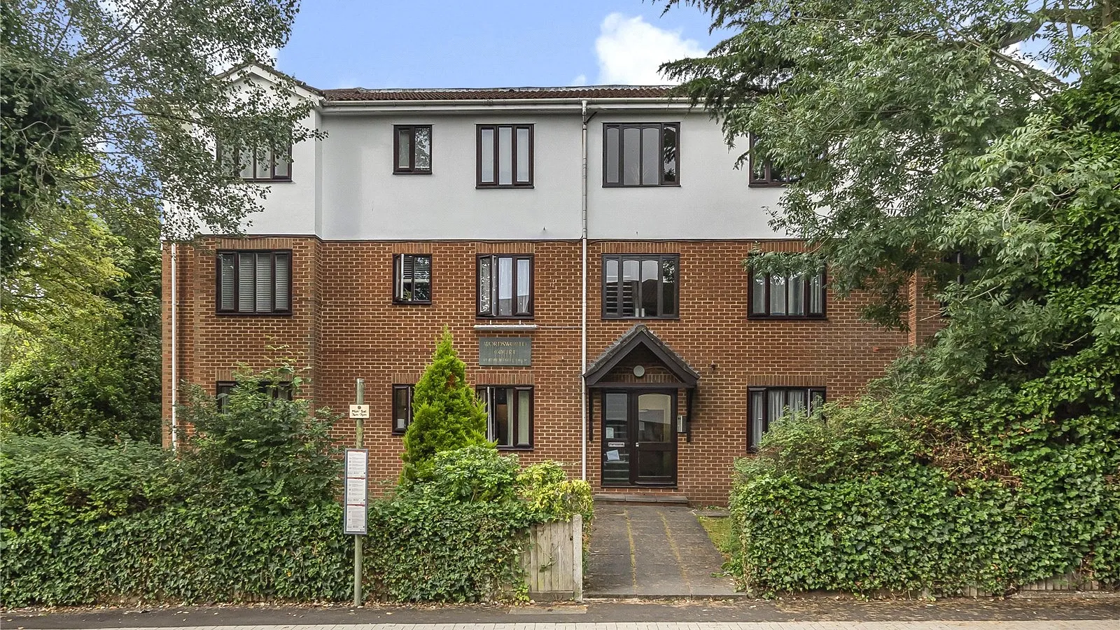 Flat Gloucester Road in Greater London
