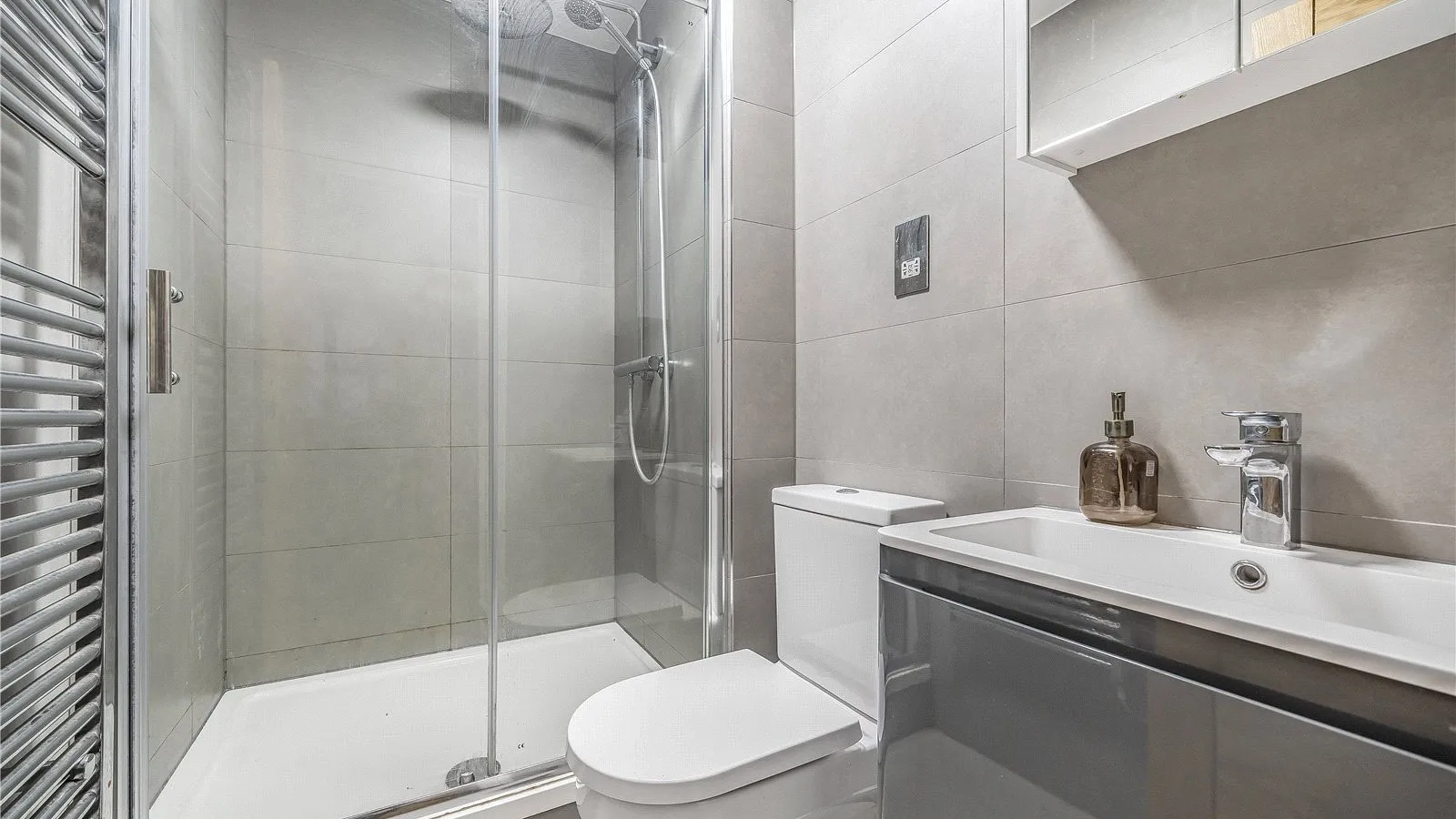 Flat Gloucester Road in Greater London