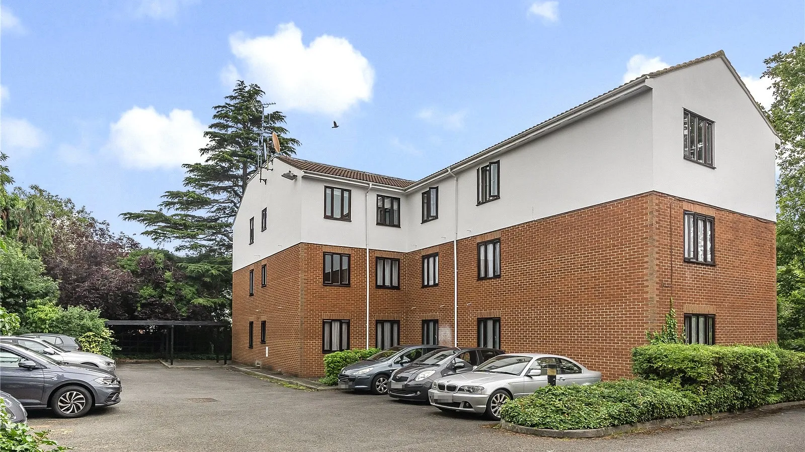 Flat Gloucester Road in Greater London