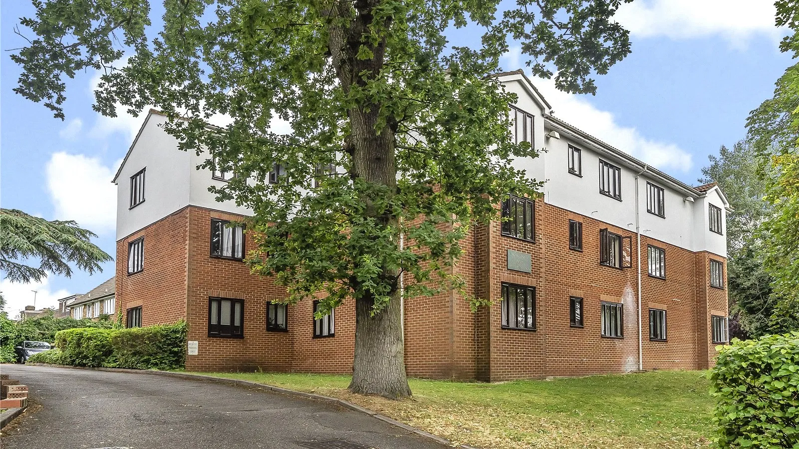 Flat Gloucester Road in Greater London