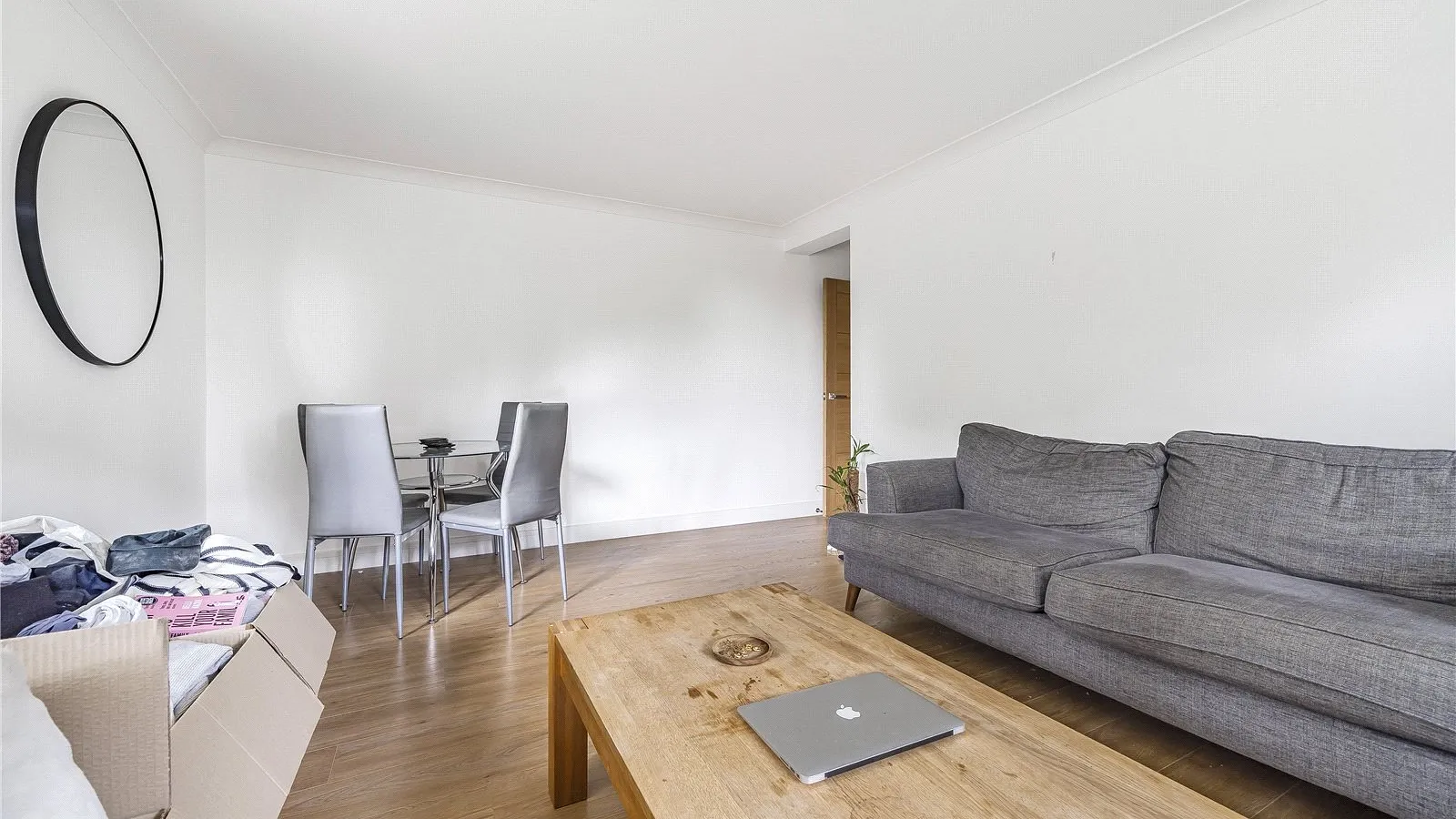 Flat Gloucester Road in Greater London