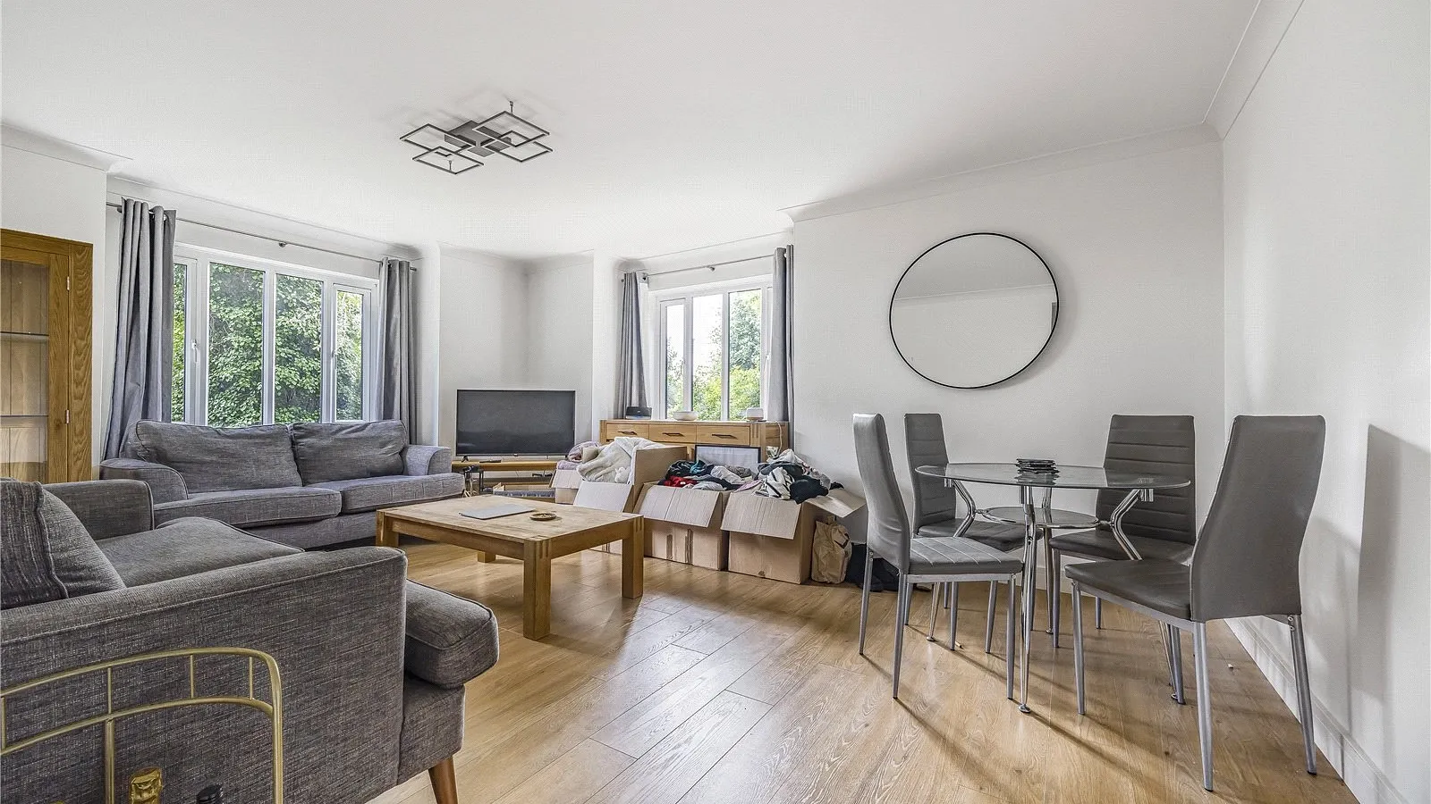 Flat Gloucester Road in Greater London