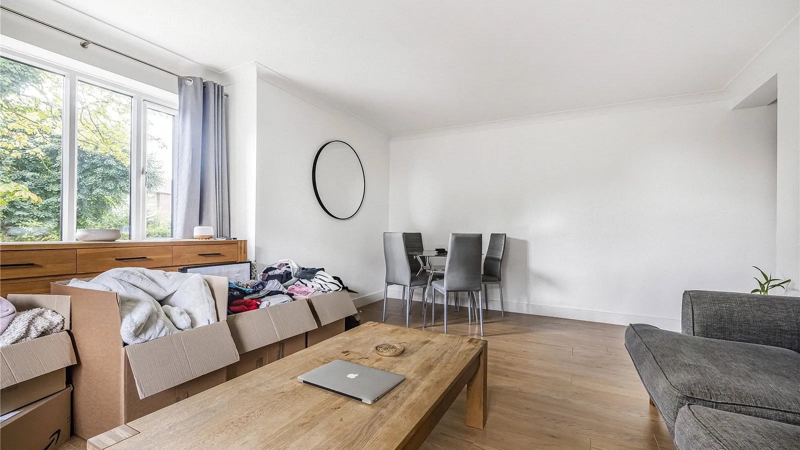 Flat Gloucester Road in Greater London