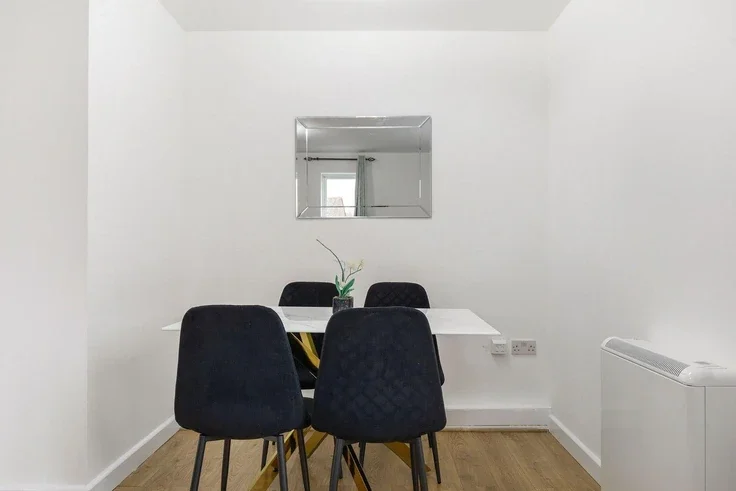 Flat Garvary Road in Greater London