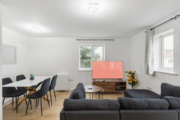 Flat Garvary Road in Greater London