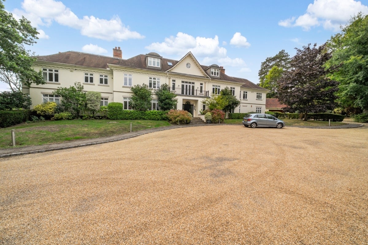 Flat Priory Road in Sunningdale