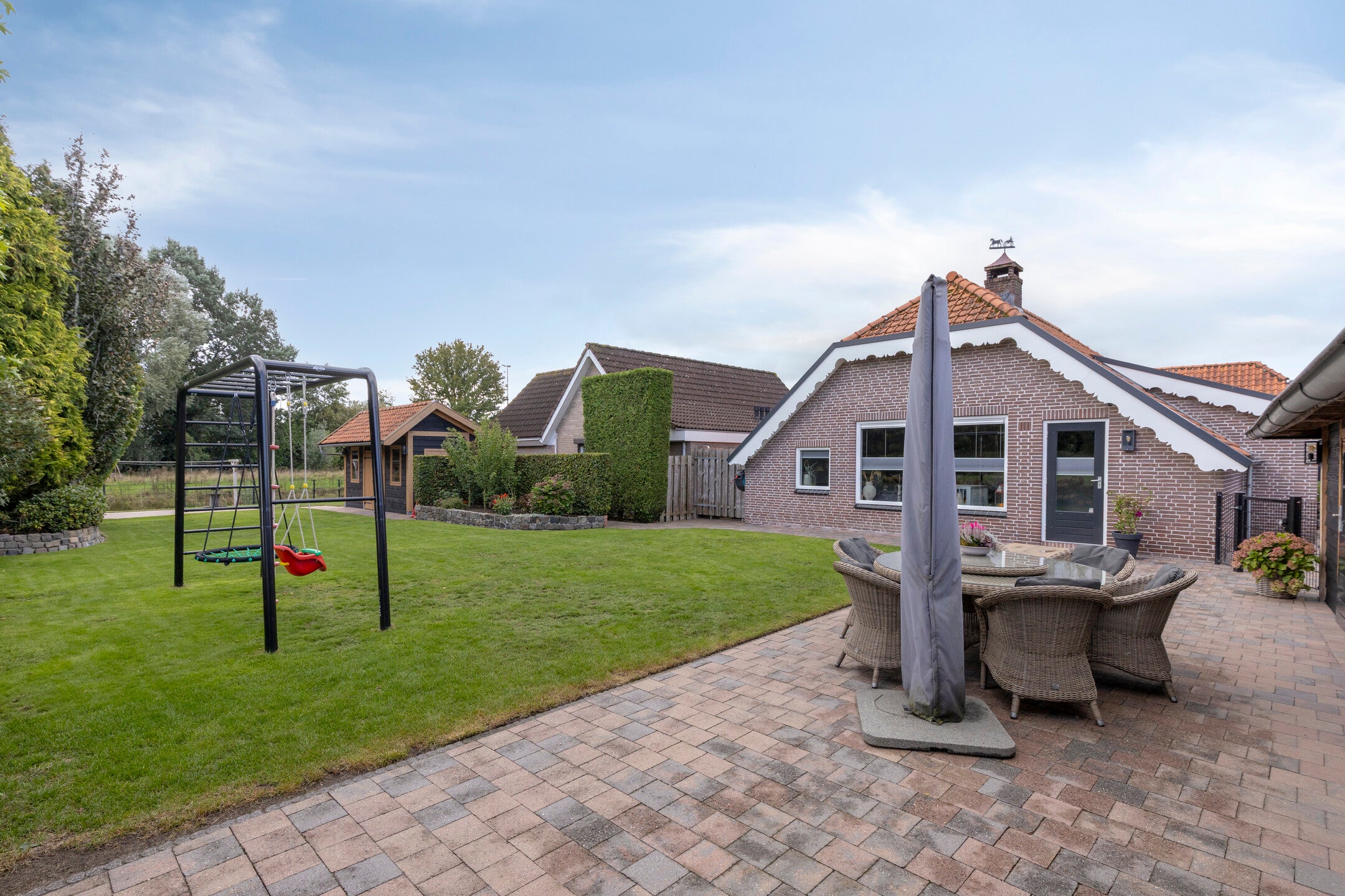 Twee-onder-één-kap te koop: Vrouwenweg 17, Nijkerkerveen