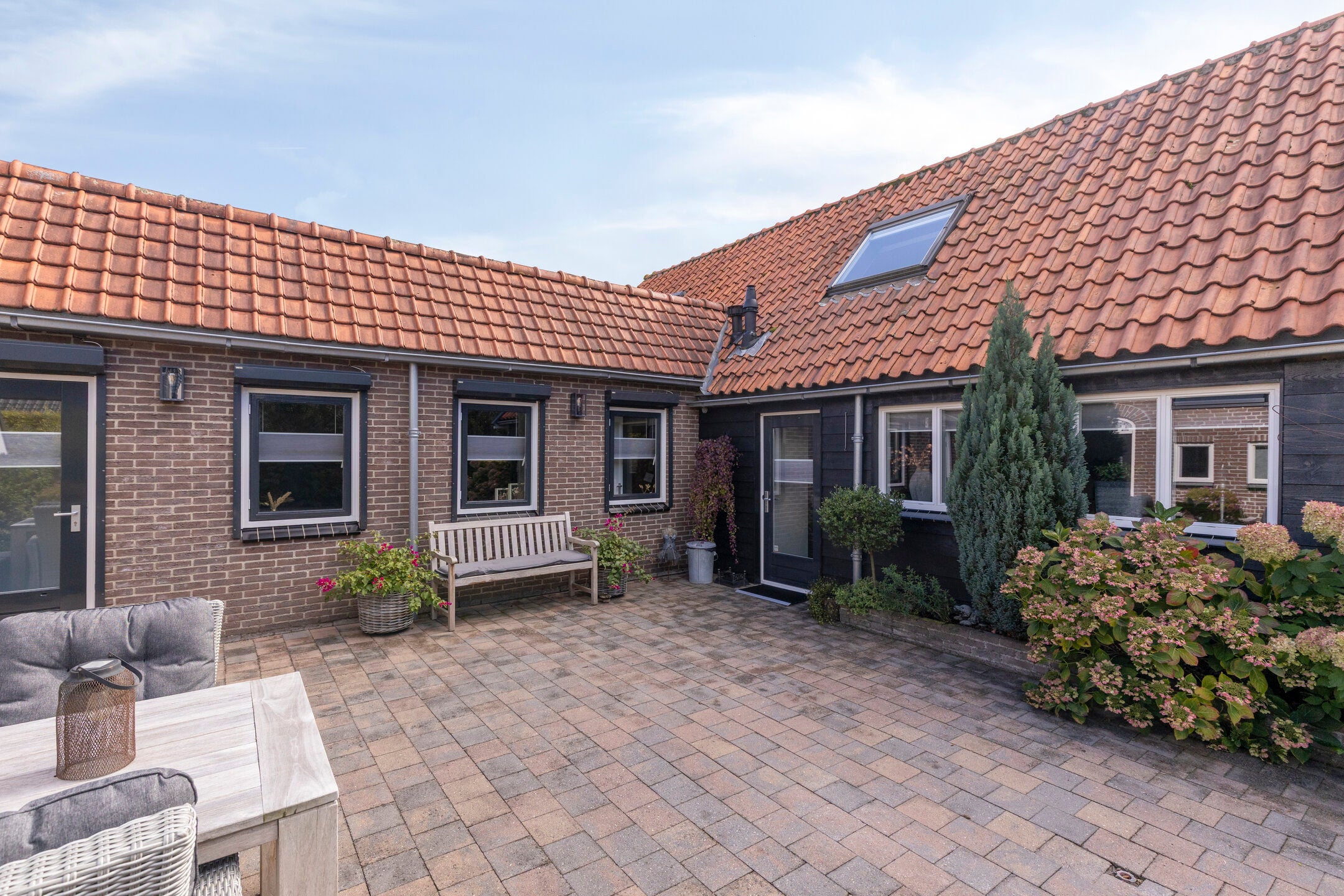 Twee-onder-één-kap te koop: Vrouwenweg 17, Nijkerkerveen