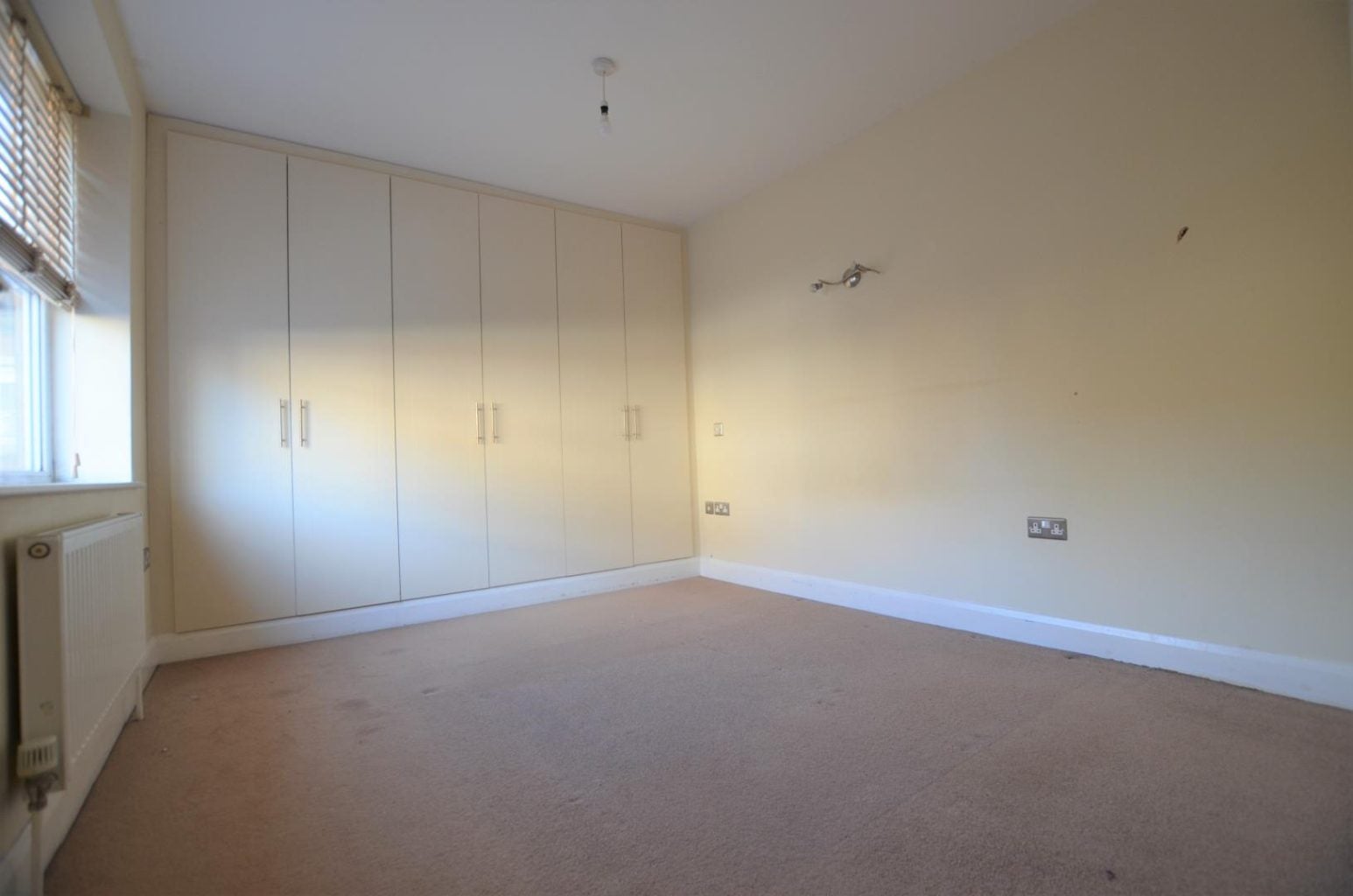 Flat Hewish Road in Greater London