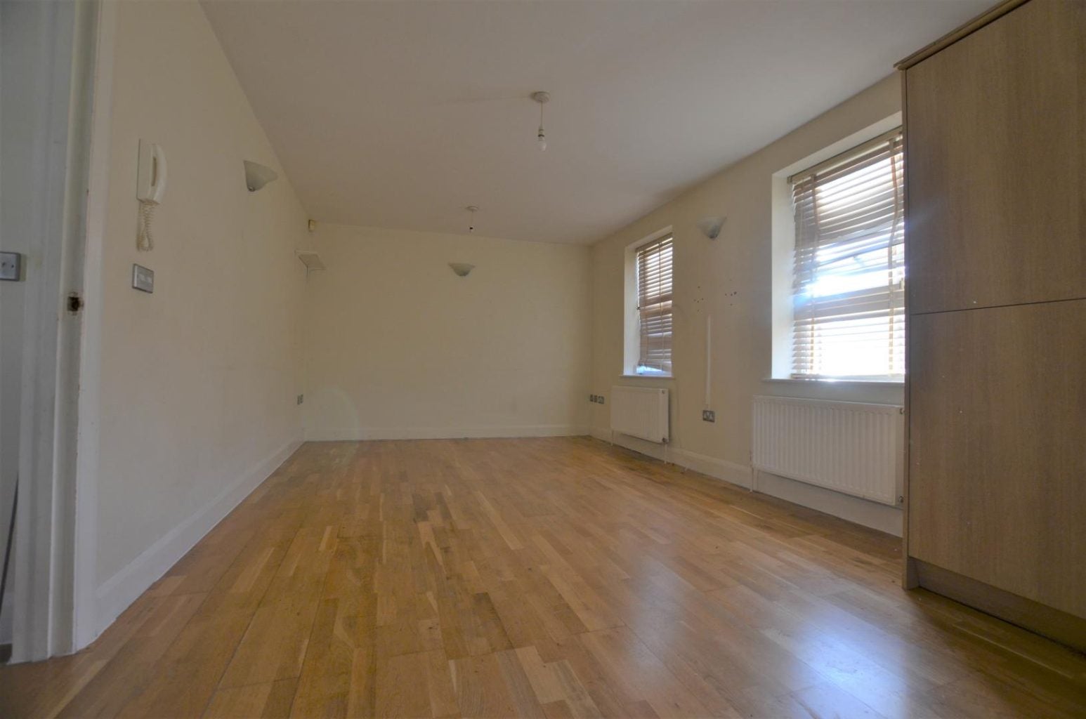 Flat Hewish Road in Greater London