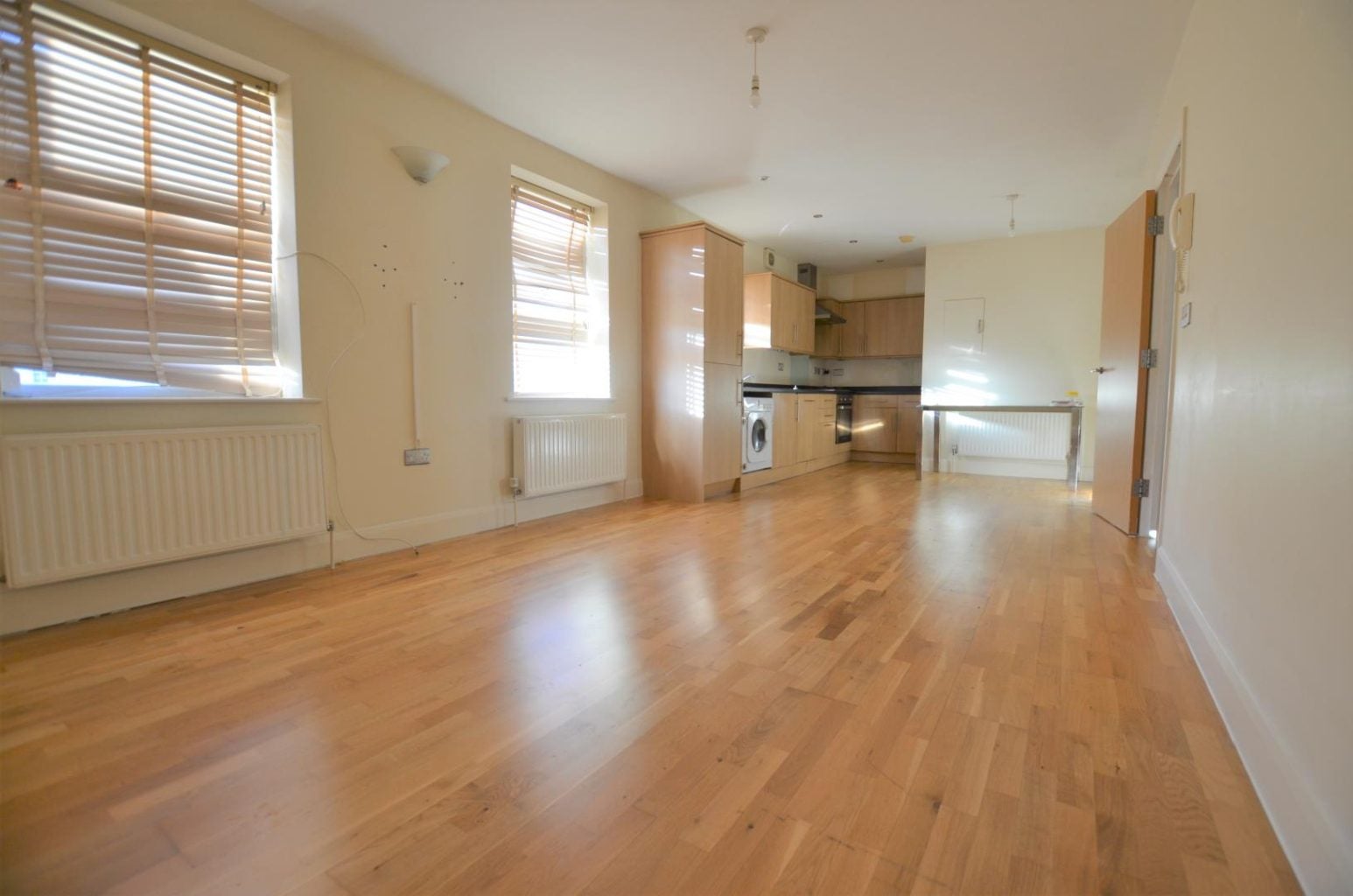 Flat Hewish Road in Greater London