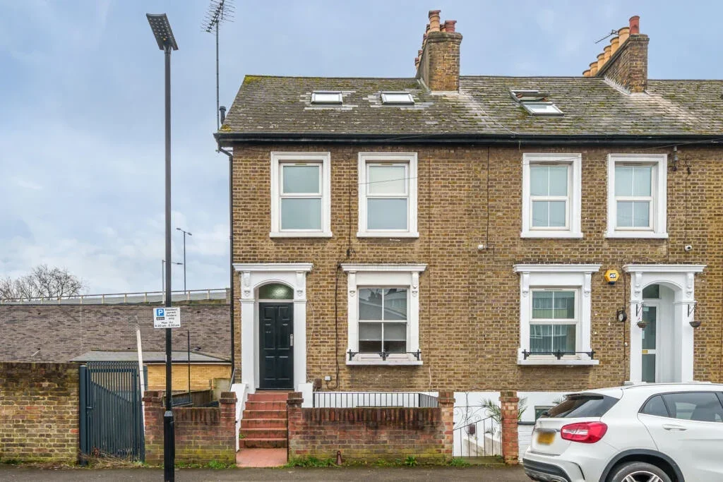 Flat Boston Park Road in Greater London