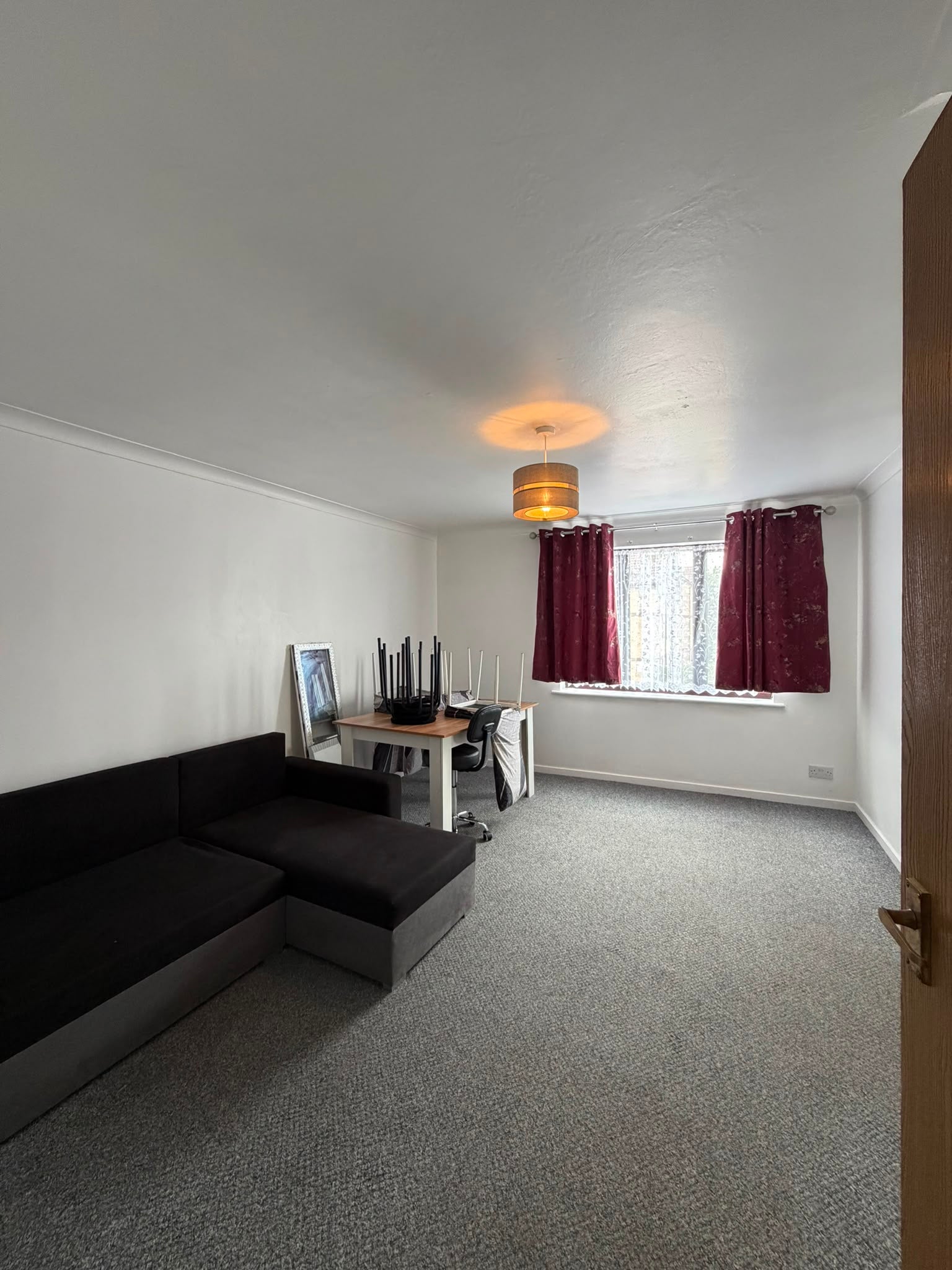 Flat Spring Close in Greater London