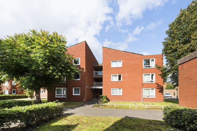 Flat Silverthorne Road in Greater London