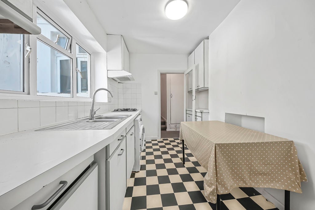 Flat Queenstown Road in Greater London