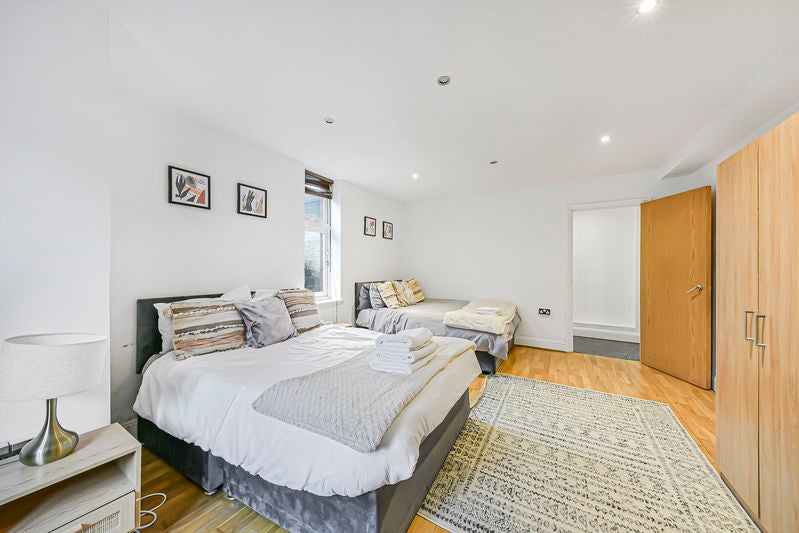 Flat Queenstown Road in Greater London