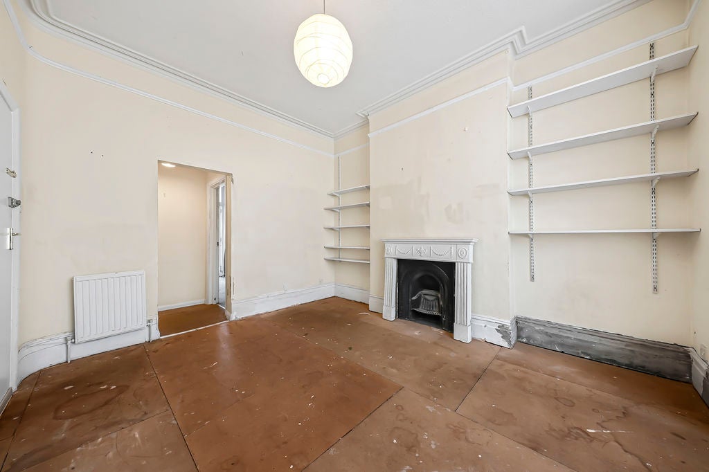 Flat Queenstown Road in Greater London