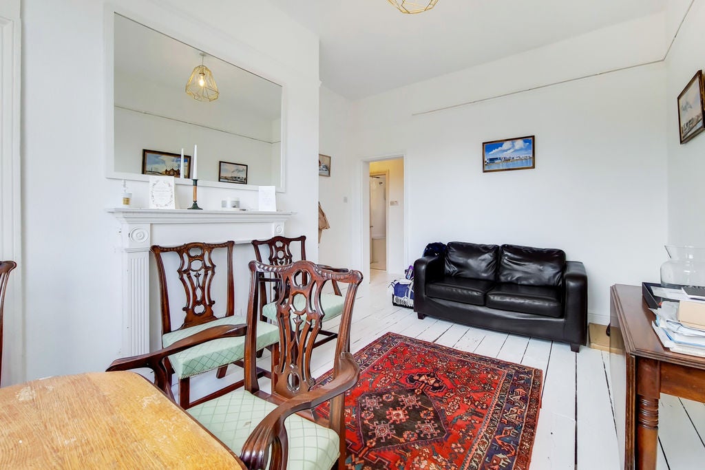 Flat Prince of Wales Drive in Greater London