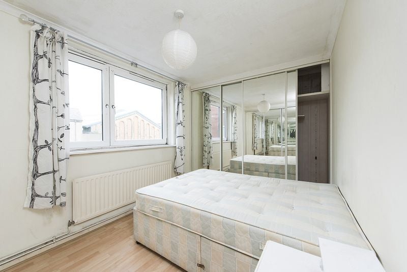 Flat Silverthorne Road in Greater London