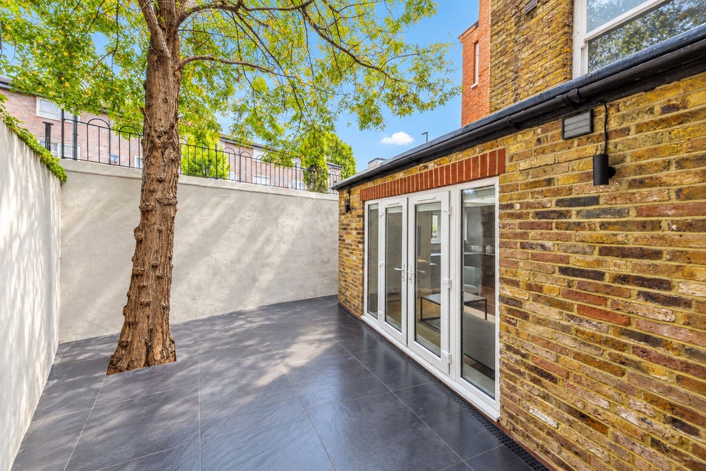 Flat Queenstown Road in Greater London