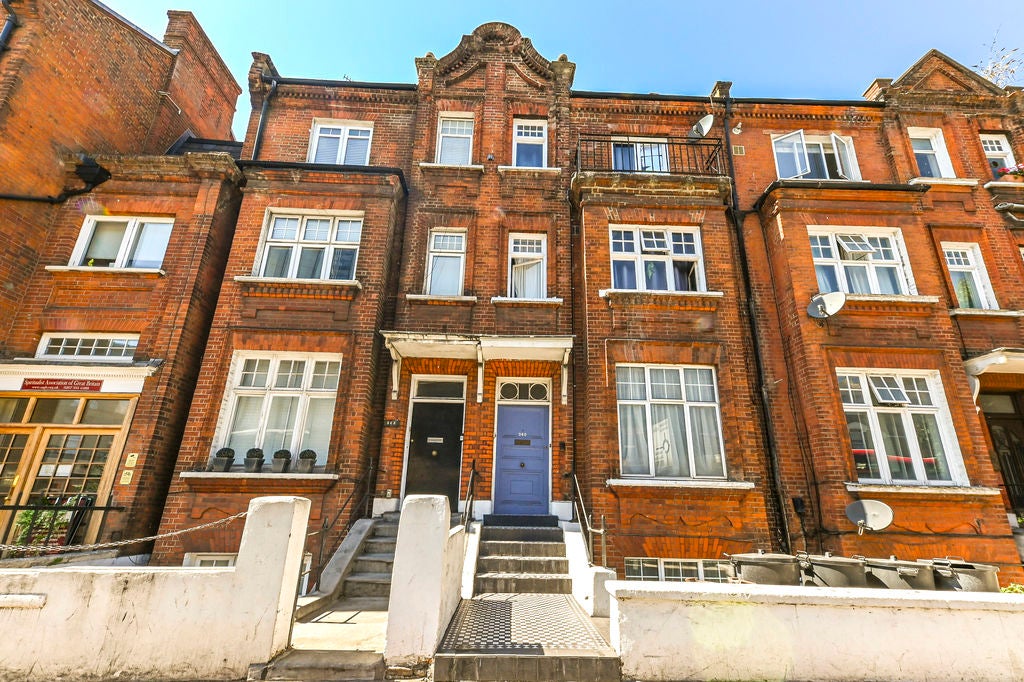 Flat Queenstown Road in Greater London