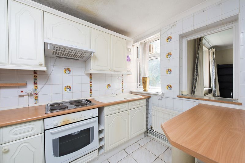 Flat Silverthorne Road in Greater London