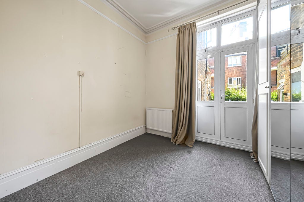 Flat Queenstown Road in Greater London