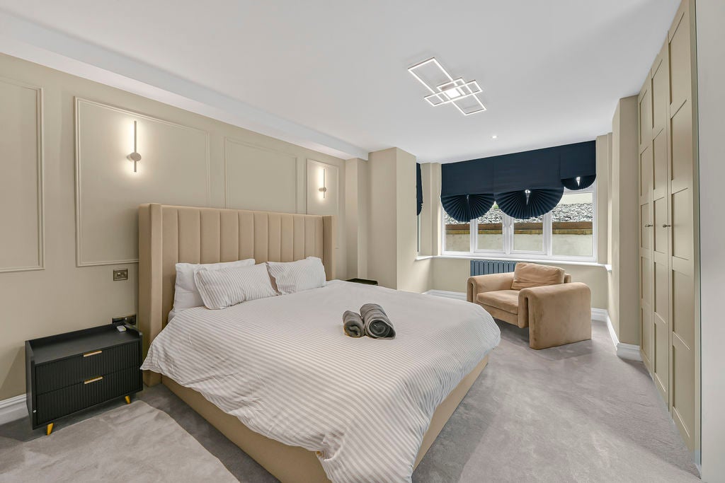 Flat Queenstown Road in Greater London