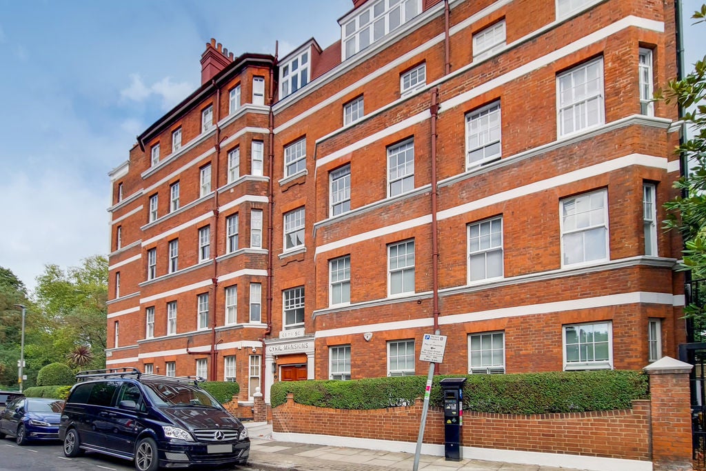 Flat Prince of Wales Drive in Greater London