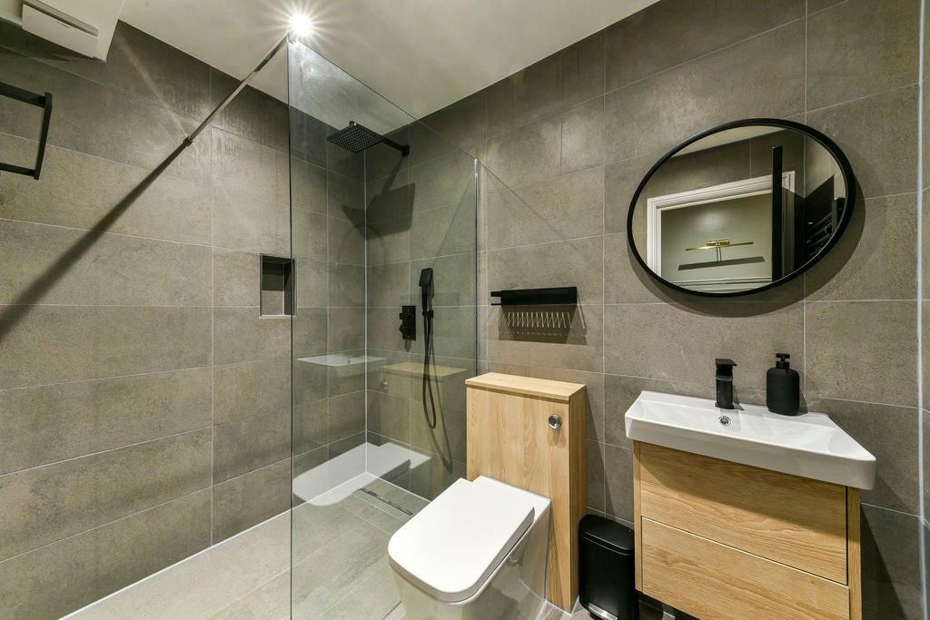 Flat Queenstown Road in Greater London