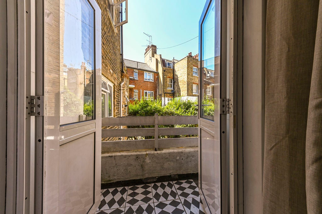 Flat Queenstown Road in Greater London