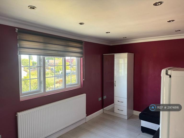 Flat Graveley Avenue in Hertsmere