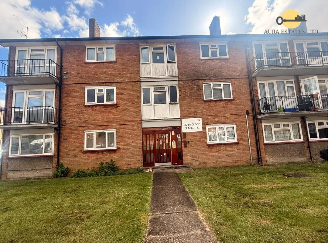 Flat Ross Close in Luton