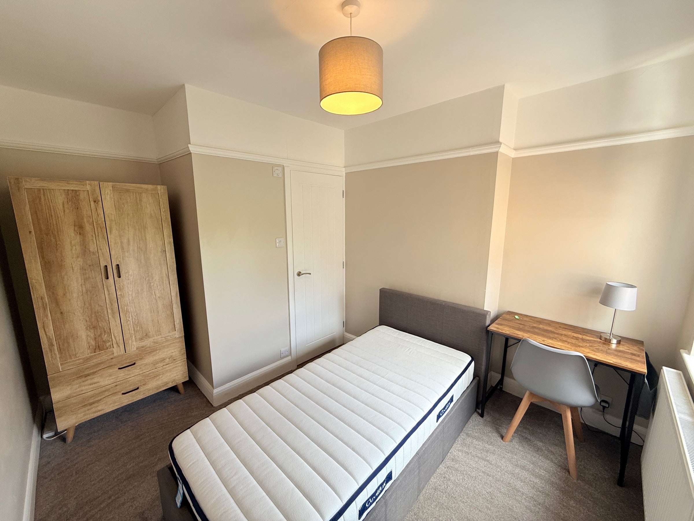 Room Hatfield Road in Ipswich