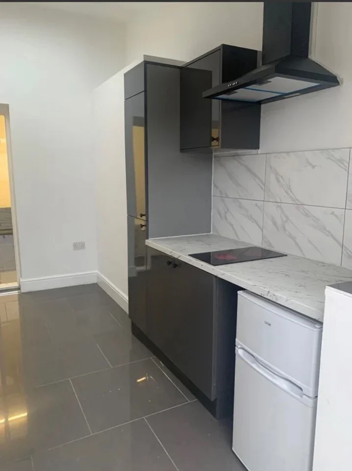 Flat Castle Avenue in Greater London