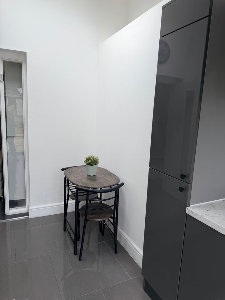 Flat Castle Avenue in Greater London