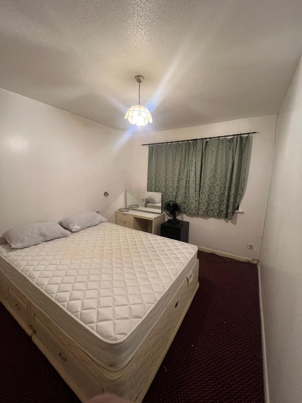 Room Dobson Road in Crawley