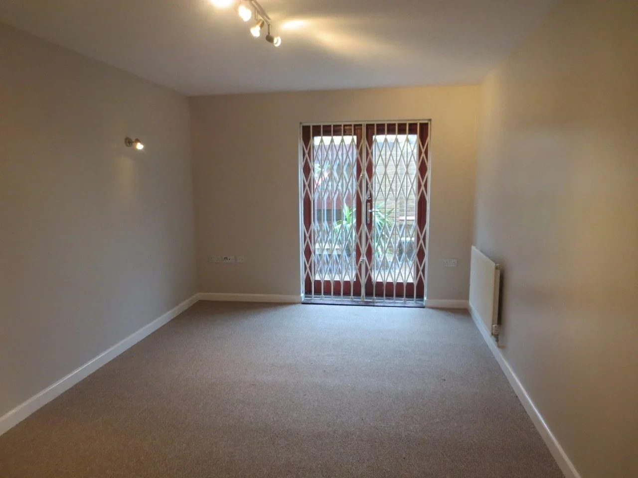 Flat Chelmer Road in Greater London